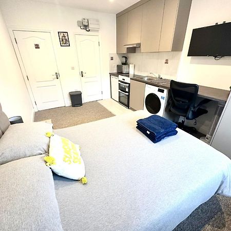הנדון Bright Modern, Private Apartment,15 Mins To Central London מראה חיצוני תמונה