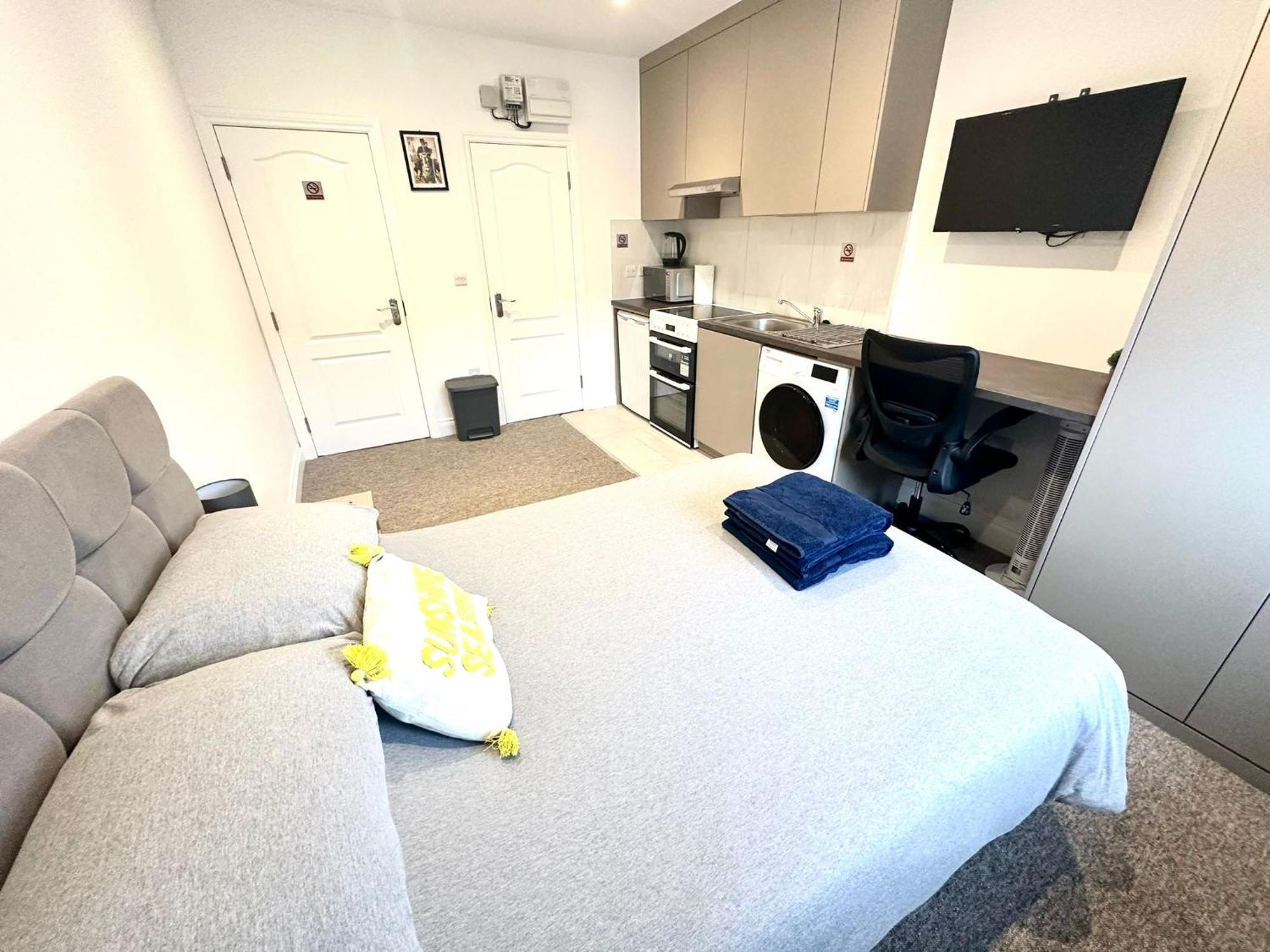 הנדון Bright Modern, Private Apartment,15 Mins To Central London מראה חיצוני תמונה